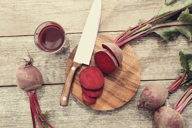 Rote-Bete-Saft auf Holztisch