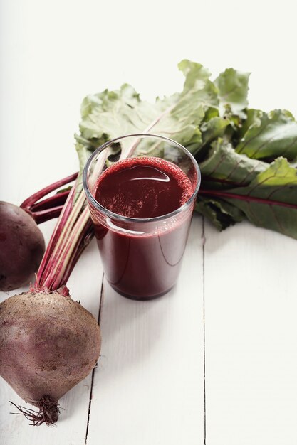 Rote-Bete-Saft auf weißem Holztisch