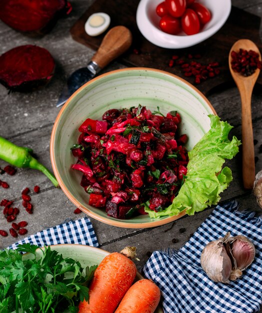 Rote-Bete-Salat mit Rüben und Bohnen auf dem Tisch