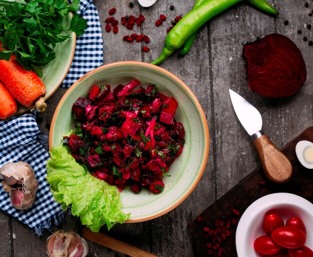 Rote-Bete-Salat mit Rüben und Bohnen auf dem Tisch