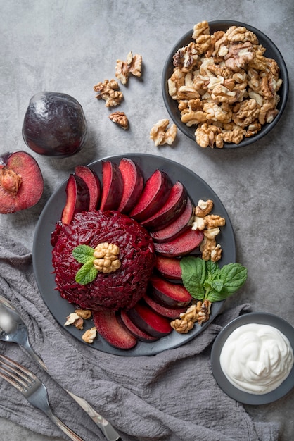 Rote-Bete-Salat von oben mit Walnüssen