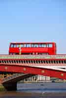 Kostenloses Foto rote doppeldecker-bus auf blackfriars-brücke in london