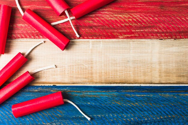 Rote Dynamitkracher auf hölzernem gemaltem hölzernem Plankenhintergrund