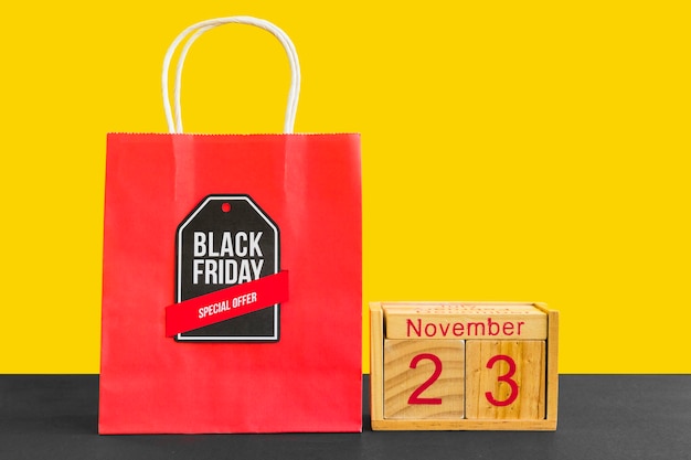 Rote Einkaufstasche mit Black Friday Inschrift