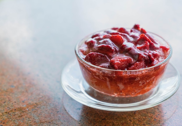 Rote Eisschneeflocke mit Erdbeere