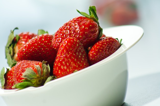 Rote Erdbeeren auf einem Teller