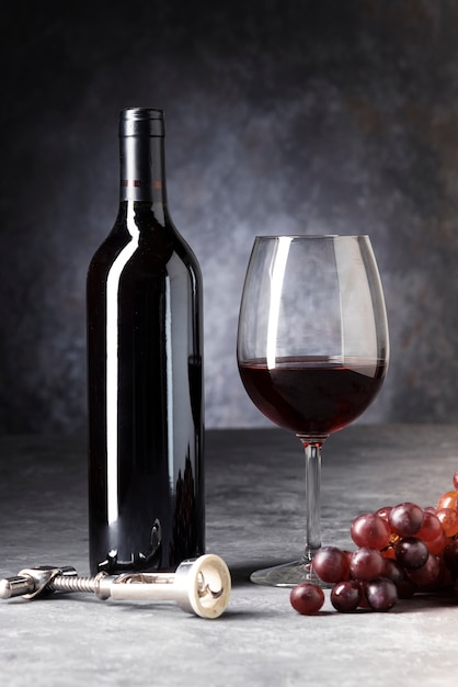 Rote Flasche halbes leeres Glas des Weins