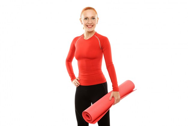 Rote Frau mit Yogamatte