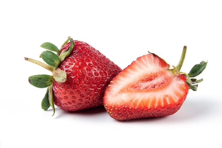Kostenlose Foto rote frische erdbeeren mit grünen blättern