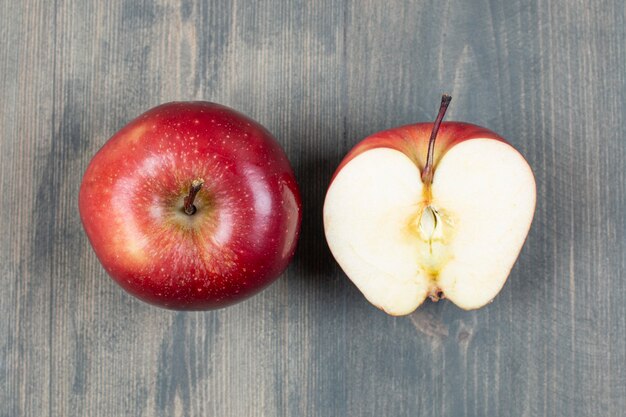 Rote frische Äpfel auf Marmoroberfläche