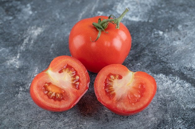 Rote frische Tomaten ganz oder geschnitten. Hochwertiges Foto
