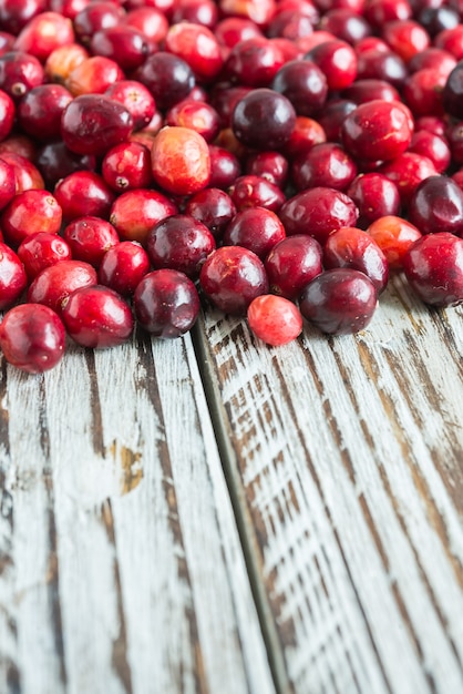 Kostenloses Foto rote früchte auf einem holztisch