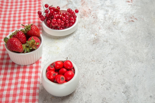 Rote Früchte der Vorderansicht mit Beeren auf frischen Früchten der weißen Tischbeere