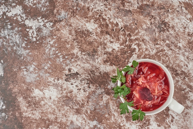 Rote gemüsesuppe mit rote beete.