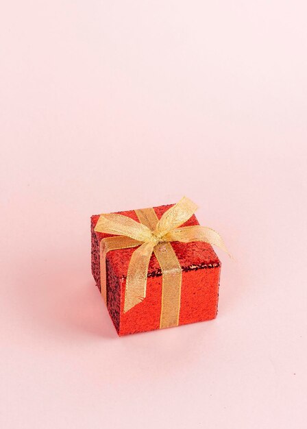 Rote Geschenkbox mit goldenem Band