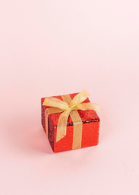 Rote Geschenkbox mit goldenem Band