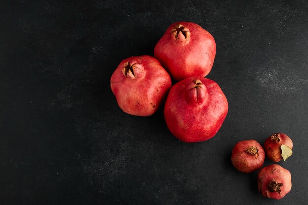 Rote Granatäpfel in kleinen und großen Formen, Draufsicht.