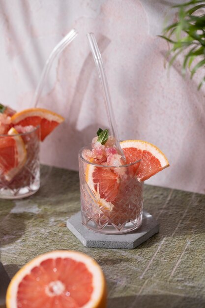 Rote Grapefruit-Granita-Stillleben mit hohem Winkel