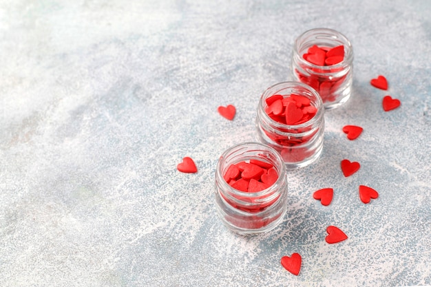 Rote herzförmige Streusel zum Valentinstag.