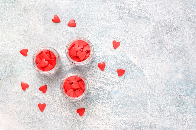 Rote herzförmige Streusel zum Valentinstag.