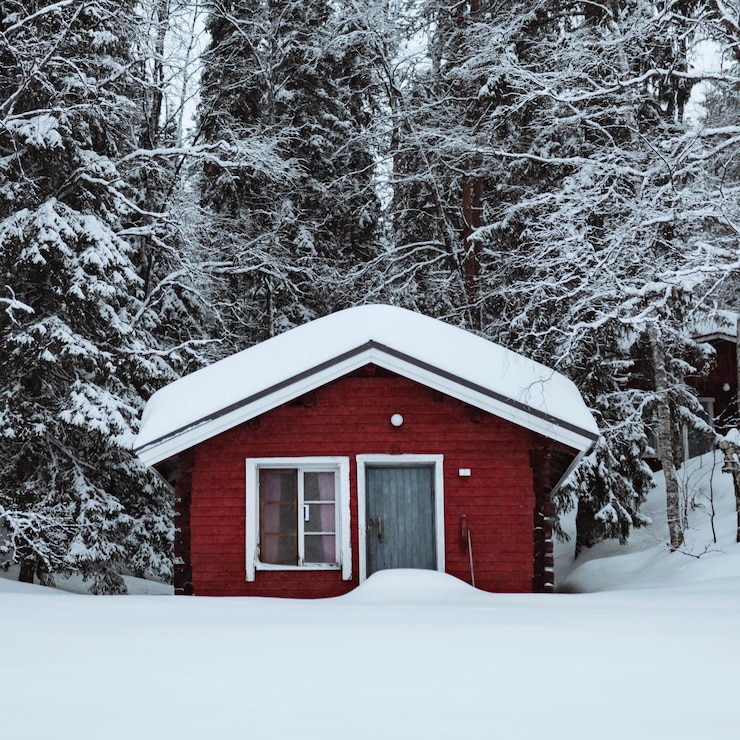 Kostenlose Foto rote hütte in einem verschneiten wald