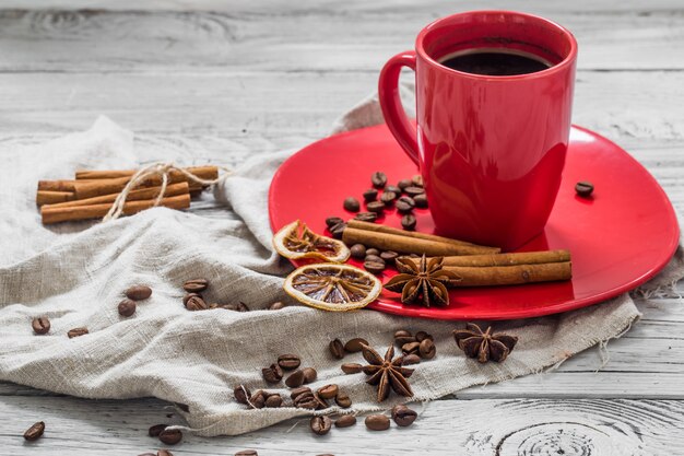 rote Kaffeetasse auf einem Teller, hölzerner Hintergrund, Getränk, Weihnachtsmorgen