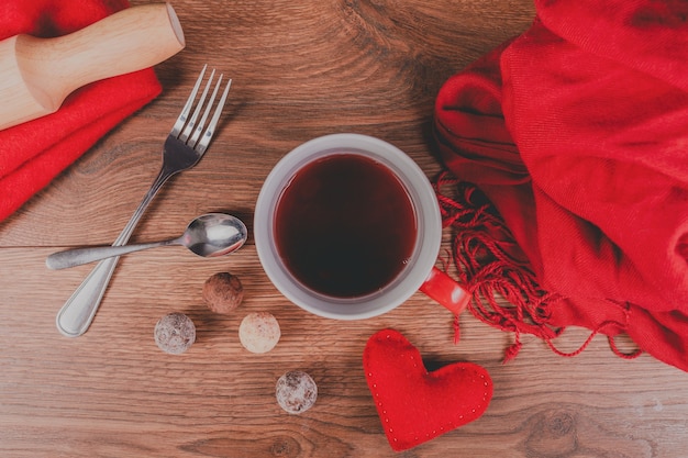 Rote Kaffeetasse mit einem Schal von oben gesehen