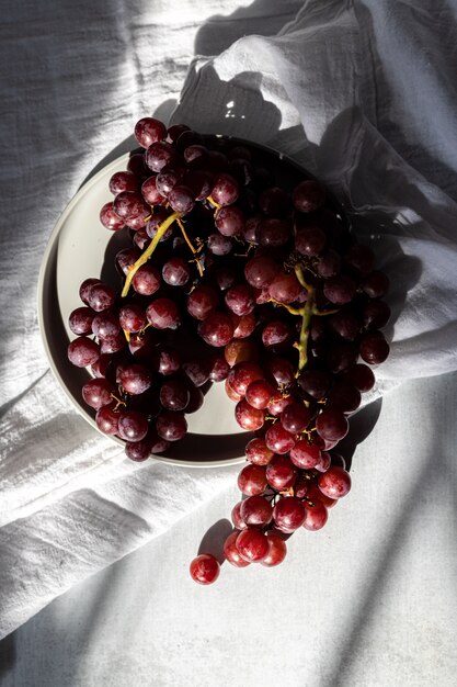 Rote Kirschen auf weißer Keramikschale