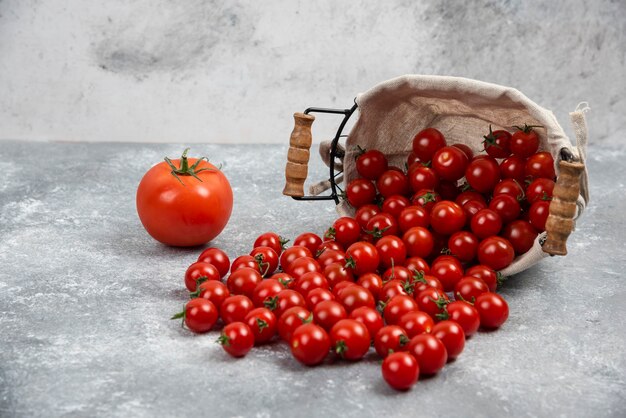 Rote Kirschtomaten auf Marmortisch.