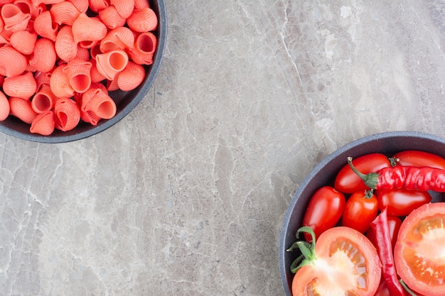 Rote Nudeln in Tomatensauce mit Kirschtomaten herum.