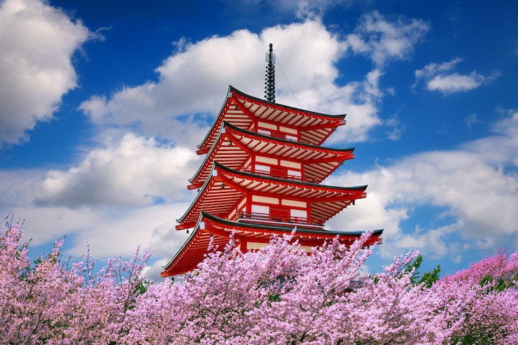 Kostenlose Foto rote pagode und kirschblüten im frühjahr, japan.