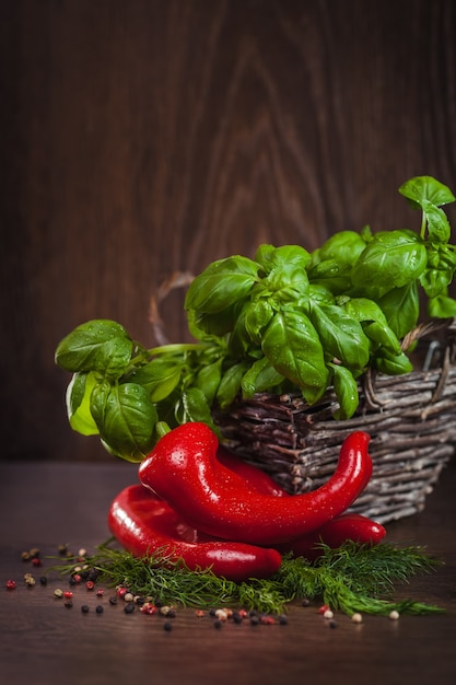 Kostenloses Foto rote paprika mit frischen grünen gewürzen