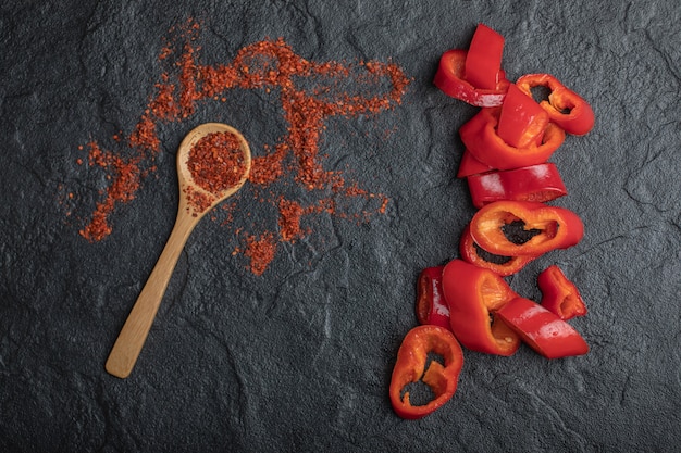 Rote Pfefferkörner mit frischen roten Paprikascheiben.