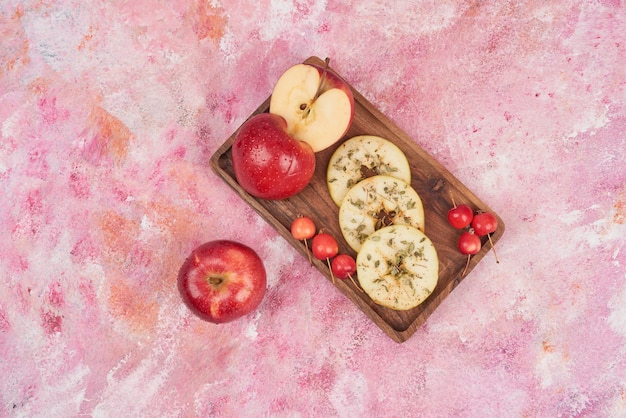 Rote Äpfel auf Holzbrett geschnitten.