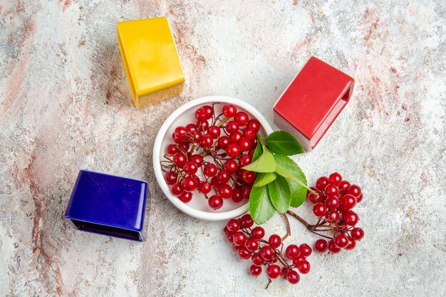 Rote Preiselbeeren der Draufsicht frische Früchte auf roten Beerenfrüchten der weißen Tabelle