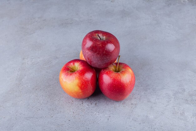 Rote reife Apfelfrüchte auf einen Steintisch gelegt.