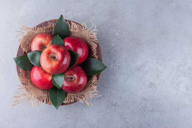 Rote reife Apfelfrüchte auf einen Steintisch gelegt.