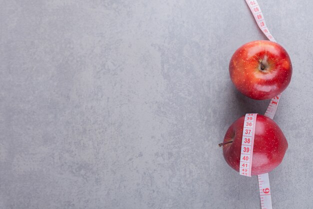 Rote reife Apfelfrüchte auf einen Steintisch gelegt.