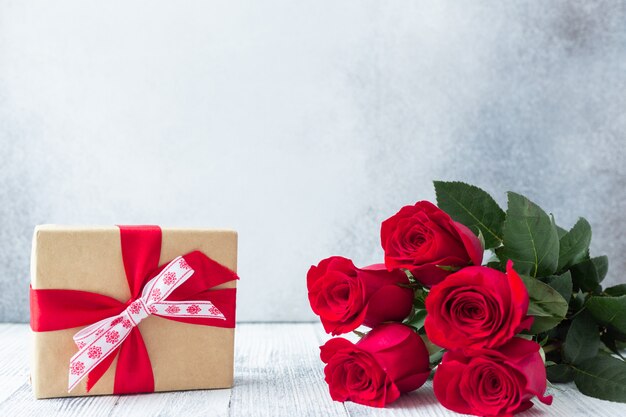 Rote Rose Bluht Blumenstrauss Auf Stein Valentinstag Grusskarte