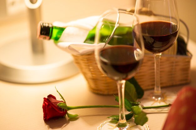 Rote Rose mit zwei Gläser Wein