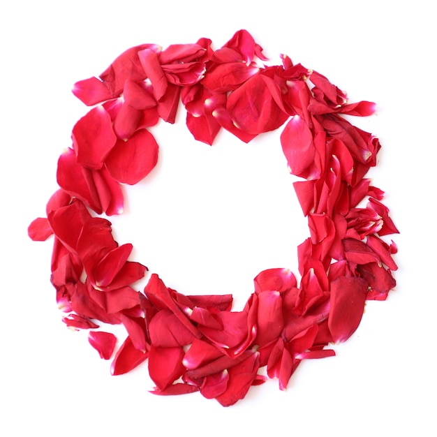 Rote Rosen-Blumenblatt-Kranz-Ring auf weißem Hintergrund für Jahrestag, Geburtstag