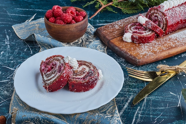 Rote Samtkuchenscheiben in einem weißen Teller.