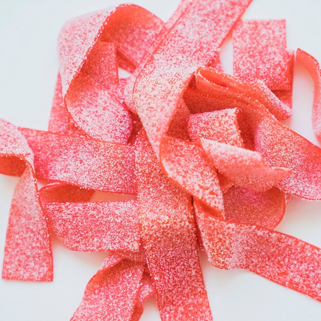 Rote Süßigkeiten mit Zucker bedeckt