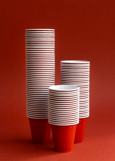 Rote Tassen arrangieren