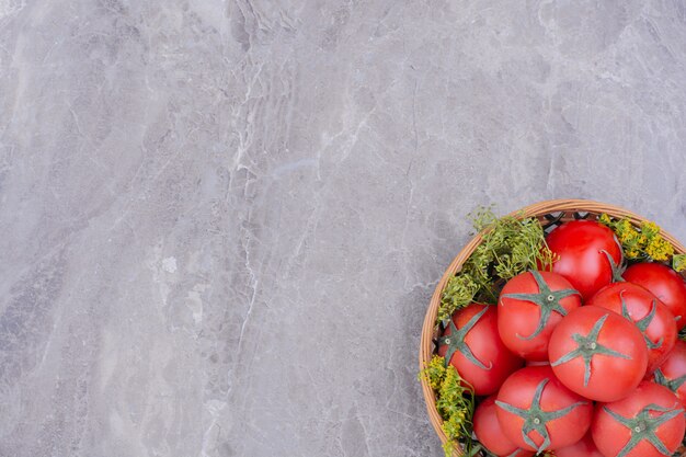 Rote Tomaten in einer Holzplatte auf dem Marmor