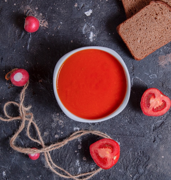 Rote Tomatensuppe in einer weißen Schüssel