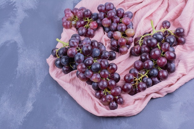 Rote Traubenbeeren isoliert auf blauer Oberfläche