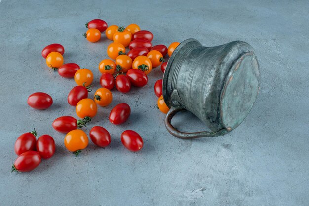 Rote und gelbe Kirschtomaten auf einem Blau.