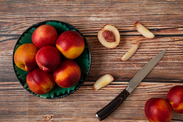 Rote und gelbe Pfirsiche in einer grünen Platte