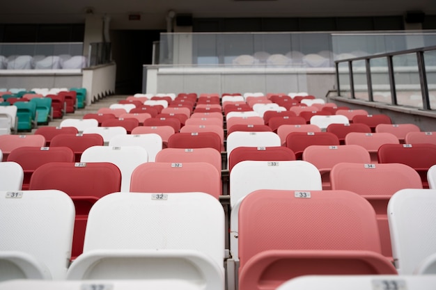 Rote und weiße Tribünen im niedrigen Winkel der Arena